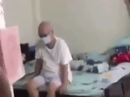 Vừa ra viện, cụ ông nghẹn giọng khi biết vợ đã mất, tro cốt vừa 'về' nửa tiếng trước