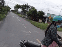 Người phụ nữ chửi bới, phi xe lao thẳng qua chốt bỏ mặc công an sững sờ đứng nhìn theo