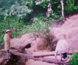 Cô giáo mầm non cõng con vượt lũ trên cây cầu tạm: 'Giờ xem lại clip thấy rợn người'