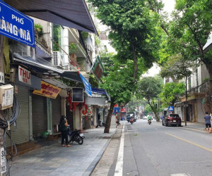 'Thủ phủ' đồ chơi trẻ em ở Hà Nội phủ bạt, vắng lặng trước Tết Trung thu