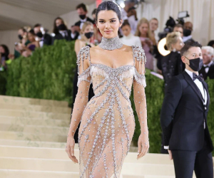 9 bộ cánh hở bạo nhất Met Gala 2021: Kendall Jenner lất át dàn sao nhờ thân hình cực phẩm