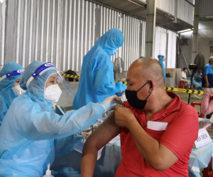 Người dân TP.HCM đi tiêm vaccine không cần thư mời, không cần đăng ký trước