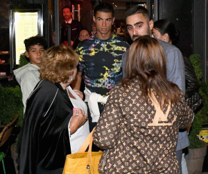 Ronaldo và bạn gái đưa mẹ Dolores đi ăn mừng màn ra mắt MU hoàn hảo