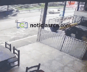 Khoảnh khắc container "ủi bay" 12 ô tô, 6 xe máy, làm hư hại 10 nhà dân