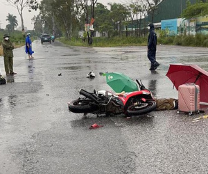 Hà Nội: Đôi nam nữ đi xe máy dưới trời mưa lớn bất ngờ ngã xuống đường tử vong, nghi bị sét đánh