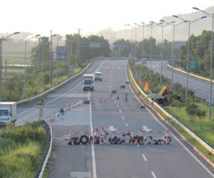Cận cảnh cao tốc bị chặn ngang, buộc xe phải đi vòng để trả phí