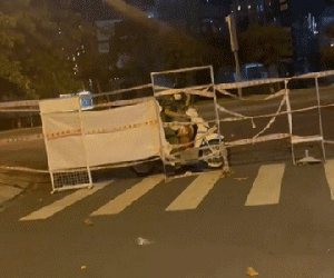Anh công an đứng ở chốt kiểm dịch đợi người yêu, tranh thủ rảnh một chút vẫn cố chạy qua 'ngắm' nàng
