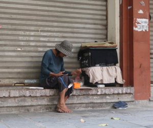 Hà Nội hỗ trợ đưa lao động về quê, vì sao nhiều người quyết bám trụ?