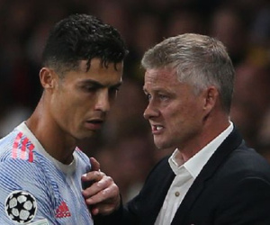 Fan chê HLV Man Utd 'lố bịch' khi thay Ronaldo bằng 'nghệ sĩ hài' chuyền cho đối thủ ghi bàn