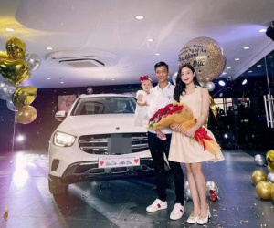Cầu thủ Phan Văn Đức cùng vợ đi tậu xế hộp tiền tỷ