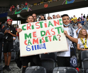 CĐV Young Boys thi nhau mang biển xin áo Ronaldo