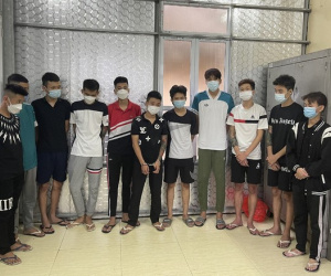 2 nhóm thanh niên rượt đuổi truy sát nhau kinh hoàng trên phố, 1 người bị dao phóng trúng đầu tử vong