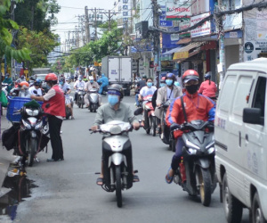 TP.HCM: Dân thong dong tập thể dục, đi chợ, quán ăn nhộn nhịp sau thông tin quận 7 thí điểm mở cửa trở lại