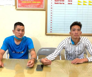 Ngồi chơi trước cửa nhà, 3 cháu bé bị cướp giật điện thoại