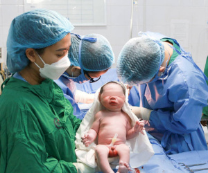 Chồng U70, vợ U60 đón con đầu lòng sau 30 năm hiếm muộn