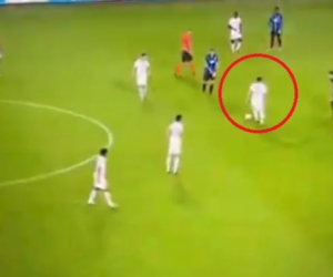 Mặc kệ Messi rê bóng 'đâm đầu vào tường', 6 đồng đội lững thững đứng nhìn