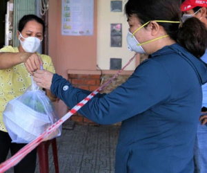 Ảnh: Chủ quán ăn ở Đà Nẵng rơm rớm nước mắt vì mừng, người dân 'vùng xanh' phấn khởi 'chia tay' những bữa sáng... mì tôm
