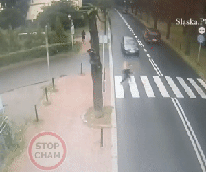 Bị ô tô húc văng khi sang đường, cô gái vẫn đứng dậy đi lại bình thường