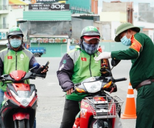 Hôm nay shipper được giao hàng liên quận, phí vận chuyển vẫn chưa giảm