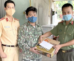 Người đàn ông 'đói lả' sau khi đi hàng trăm km về quê, rưng rưng khi nhận quà từ cán bộ chốt kiểm soát