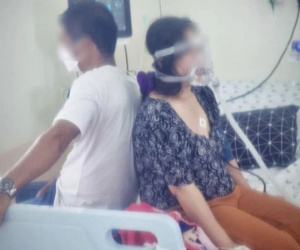 Rơi nước mắt trước hình ảnh 2 vợ chồng mắc Covid-19 ngồi trên giường bệnh, dựa lưng vào nhau để cùng tập từng nhịp thở