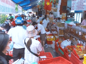 TP.HCM: Người dân xếp hàng dài, chờ 1 tiếng đồng hồ để mua 11 triệu tiền bánh trung thu