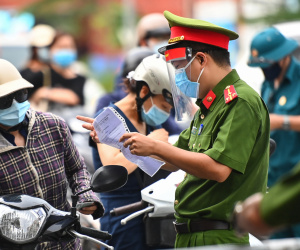 Hà Nội vẫn kiểm soát giấy đi đường trong khi chờ chỉ đạo từ thành phố