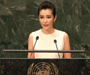 37 tuổi mới học tiếng Anh, nhưng mỹ nhân Hoa ngữ này vẫn xuất sắc đứng phát biểu tại cuộc họp của Liên Hợp quốc