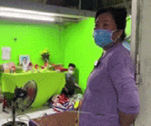 Bé trai 6 tuổi đã mồ côi mẹ, nằm canh bàn thờ không rời nửa bước: 'Con ở lại đốt nhang cúng cho mẹ'