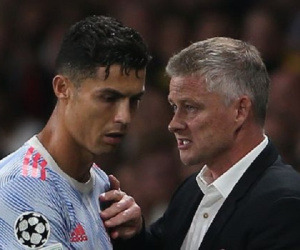Ferdinand khó chịu khi Ronaldo ra đường biên thay Solskjaer chỉ đạo