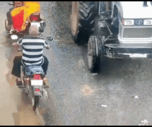Video: Ngã vào gầm xe máy kéo, đôi nam nữ thoát chết cực khó tin