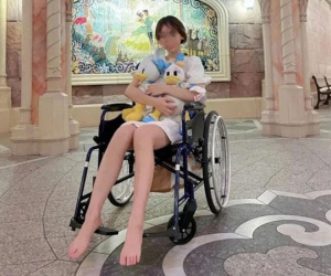 Góc khó hiểu: Giới trẻ Trung Quốc thuê xe lăn ở Disneyland vì... lười đi bộ?