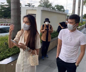 Outfit Sao Kê của Thủy Tiên bỗng gây sốt: Túi ngọc trai đến đầm dài đang được săn lùng 'quần quật'