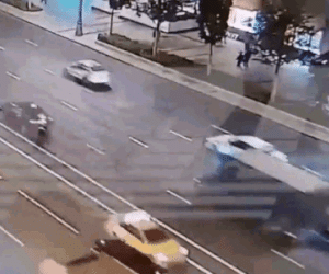 Video: Va chạm với xe tải, xe máy bốc cháy kinh hoàng trên đường