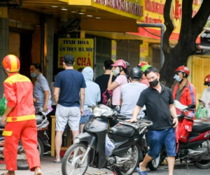 Người dân, shipper chen lấn mua hàng như chưa hề có dịch Covid-19