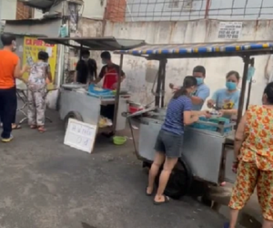 Hai xe hủ tiếu gõ 'buôn bán' giữa mùa dịch nhưng lại chẳng chịu lấy tiền của khách, hỏi ra mới biết sự thật quá bất ngờ