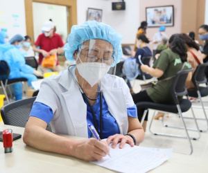 Nữ bác sĩ 72 tuổi tình nguyện đi chống dịch: ‘Không thể đứng ngoài cuộc chiến’