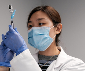 Pfizer và Moderna cho biết khả năng bảo vệ của vắc xin ngừa Covid-19 sẽ giảm dần theo thời gian