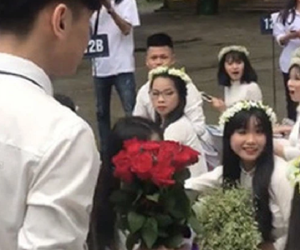Nam sinh tỏ tình công khai giữa sân trường, bất ngờ lại đến từ tiếng hét của 'người thứ ba', chỉ 5 từ mà nghe rõ đau lòng