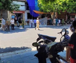 Người phụ nữ bán nước bị chém gục trước cửa nhà, kẻ gây án bình tĩnh đi bộ rời hiện trường