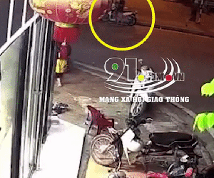 Em bé bất ngờ tụt khỏi xe máy khi đang ngồi cùng bố mẹ, chạy băng qua đường và khoảnh khắc kinh hoàng ngay sau đó