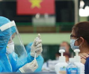 Nữ giáo viên tiêm 2 mũi vắc xin phòng Covid-19 trong vòng 10 phút: 'Tôi định tiêm 4 bàn 4 mũi'