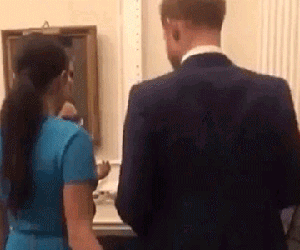 Đâu chỉ núp bóng vợ trên bìa tạp chí, Harry cũng không ít lần bị Meghan lấn át, 'điều khiển' công khai
