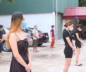 Nhóm cô gái váy ngắn và 2 dây đi hát karaoke cùng các nam thanh niên trong dịch Covid-19
