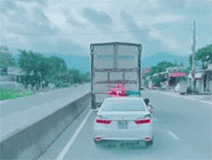 Clip: CSGT ném chai nước vào cửa kính ô tô tải vì không nhường đường cho xe ưu tiên