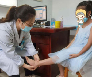 Bé gái 13 tuổi bị viêm khớp nặng do mẹ ép nhảy dây 3.000 cái/ngày, muốn bảo vệ xương cho con cha mẹ cũng cần tránh cho con ăn 2 thực phẩm
