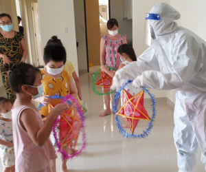 Các bé F0 đón Trung thu trong bệnh viện dã chiến