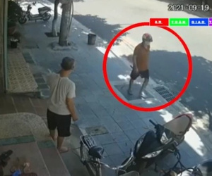 Camera an ninh ghi lại cảnh một đối tượng cầm dao, đi bộ rời khỏi hiện trường người phụ nữ gục chết trước cửa nhà