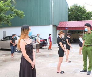 Bất chấp lệnh cấm, nhiều nam nữ vẫn tụ tập thư giãn trong quán hát