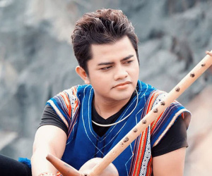 Ca sĩ Y Jang Tuyn qua đời vì Covid-19, vợ và 2 con từng là F0